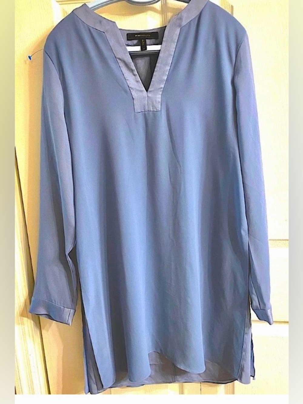BCBGMAXAZARA Blue V-Neck Long Sleeve Dress. Sz M. Knee length W/attached slip.EC